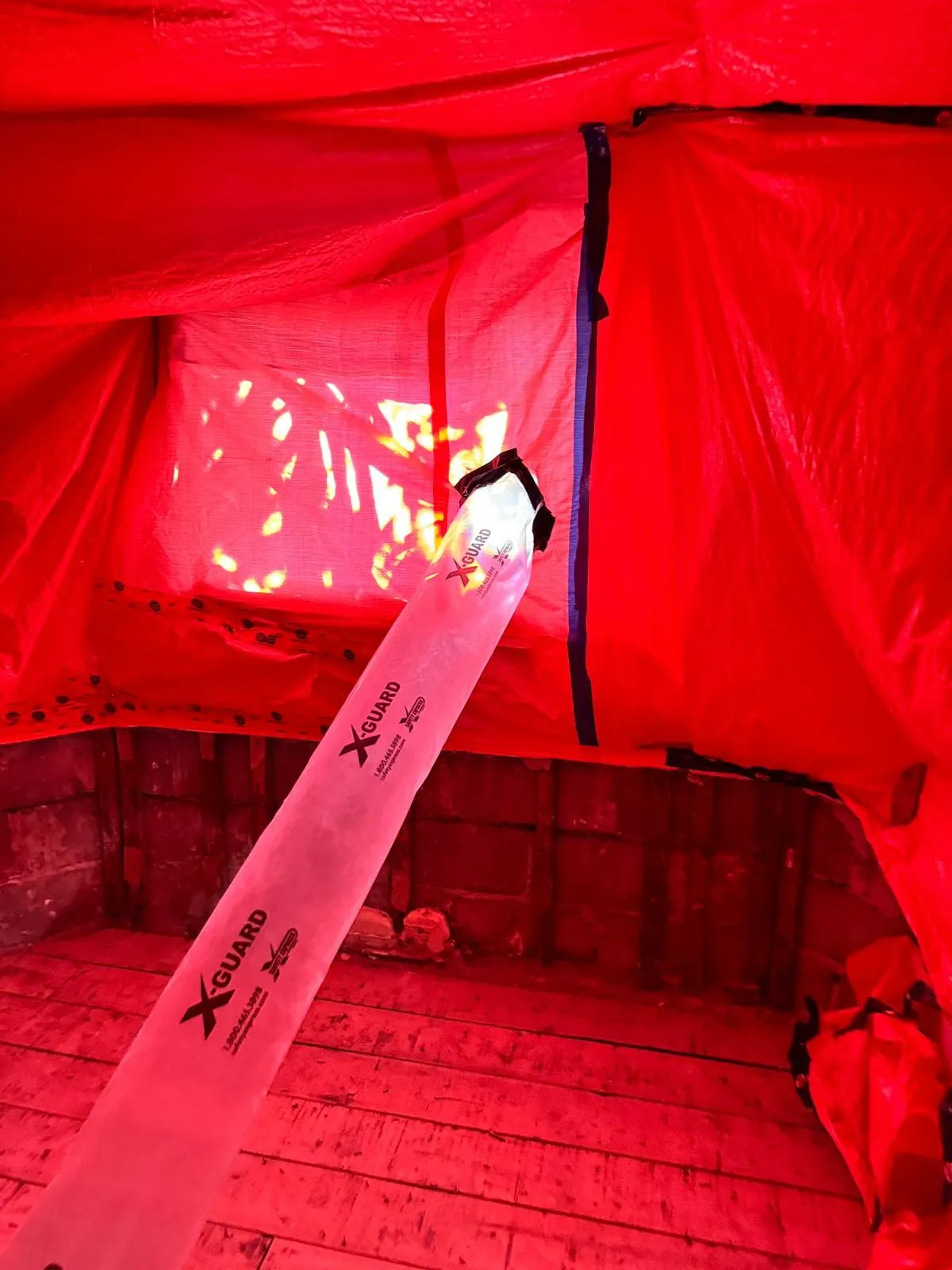 Sealed containment with a duct for filtered air